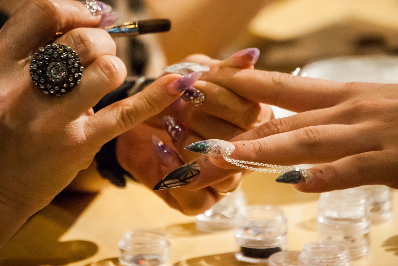 黑色指甲美甲款式，时尚与个性的完美融合图片欣赏